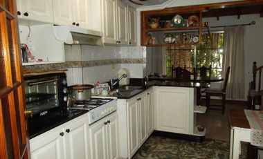 CASA 4 AMBIENTES EN DOS PLANTAS, CON FONDO Y GARAGE, J. L. SUAREZ