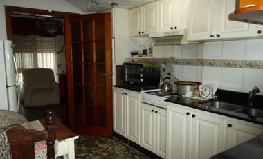 CASA 4 AMBIENTES EN DOS PLANTAS, CON FONDO Y GARAGE, J. L. SUAREZ