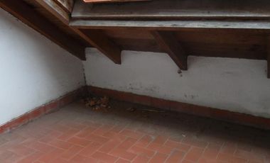 CASA 4 AMBIENTES EN DOS PLANTAS, CON FONDO Y GARAGE, J. L. SUAREZ