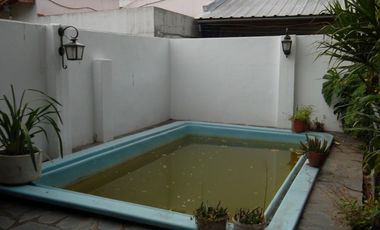 CASA 4 AMBIENTES EN DOS PLANTAS, CON FONDO Y GARAGE, J. L. SUAREZ