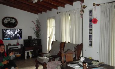 CASA 4 AMBIENTES EN DOS PLANTAS, CON FONDO Y GARAGE, J. L. SUAREZ