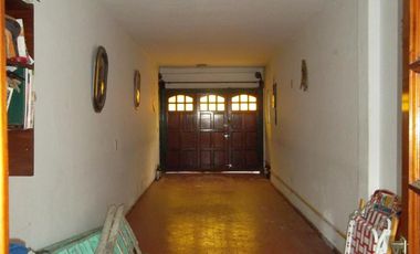 CASA 4 AMBIENTES EN DOS PLANTAS, CON FONDO Y GARAGE, J. L. SUAREZ