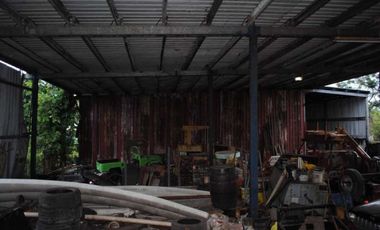Se vende Terreno con oficinas y estructuras de galeras de 1,112 mts