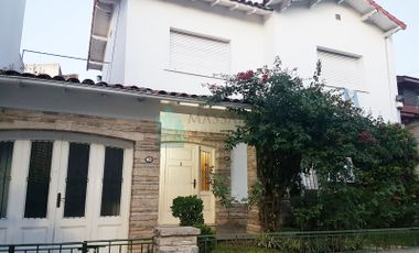 Casa en venta, 5 ambientes con patio, terraza y garage, Liniers.