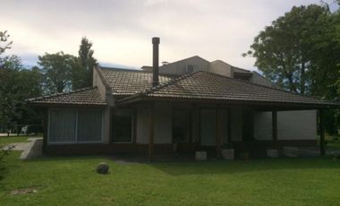 IMPECABLE CHALET DE 6 AMB SOBRE IMPORTANTE LOTE