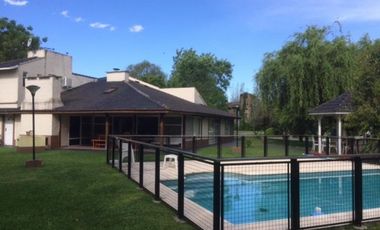 IMPECABLE CHALET DE 6 AMB SOBRE IMPORTANTE LOTE