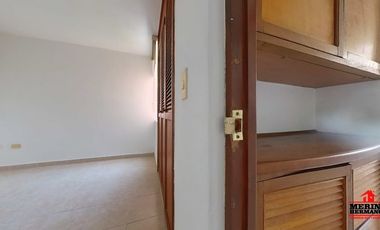 apartamento en arriendo en loma del escobero. Cod A6559
