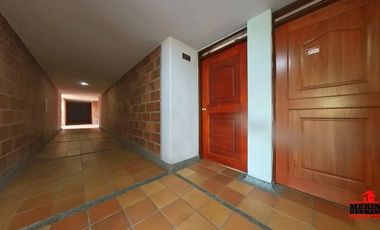 apartamento en arriendo en loma del escobero. Cod A6559
