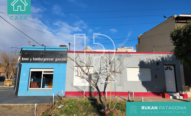 #VentaRUKAN | Casa de 3 Ambientes + Local Comercial | Barrio CENTRO | Calle LUCIO MANSILLA Y LAVALLE | Caleta Olivia.-