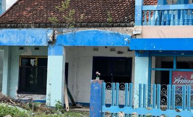 House on the roadside of Mataram city