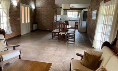 A. Chazarreta 100 Gral. Rodriguez - Casa 5 ambientes en venta