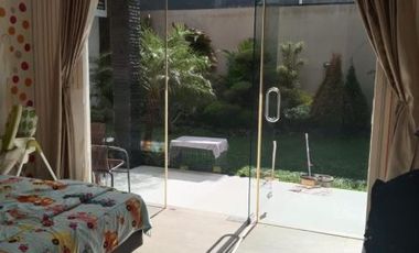 RUMAH SEMI VILLA TAMAN LUAS DI RENON HARGA MURAH