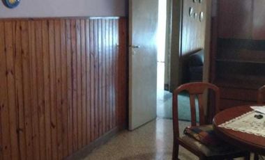 Casa de estilo americana en ubicación céntrica , a 200 metros de Avenida Tomás Espora .