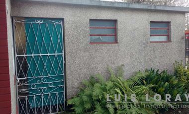 Casa de estilo americana en ubicación céntrica , a 200 metros de Avenida Tomás Espora .