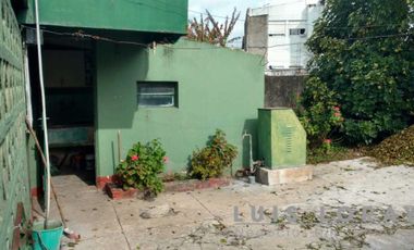 Casa de estilo americana en ubicación céntrica , a 200 metros de Avenida Tomás Espora .