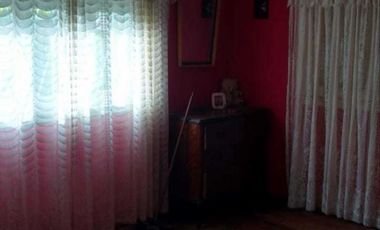 Casa de estilo americana en ubicación céntrica , a 200 metros de Avenida Tomás Espora .