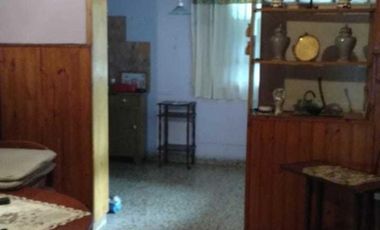 Casa de estilo americana en ubicación céntrica , a 200 metros de Avenida Tomás Espora .