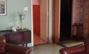 Casa de estilo americana en ubicación céntrica , a 200 metros de Avenida Tomás Espora .