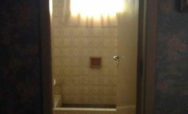 Casa de estilo americana en ubicación céntrica , a 200 metros de Avenida Tomás Espora .