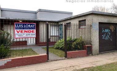 Casa de estilo americana en ubicación céntrica , a 200 metros de Avenida Tomás Espora .