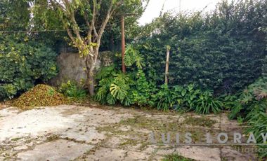 Casa de estilo americana en ubicación céntrica , a 200 metros de Avenida Tomás Espora .