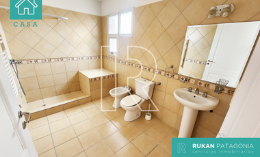 #AlquilerRUKAN || Casa 3 Habitaciones (Nivel Gerencial) | Av. COSTANERA | Caleta Olivia.-