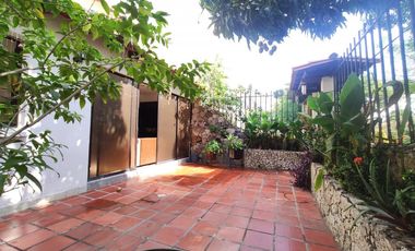 casa en venta en av. libertadores. Cod V18006