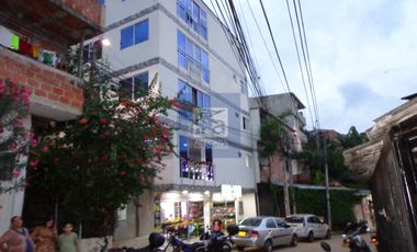 COD. 6052 - SE ARRIENDA APARTAMENTO - BARRIO:  SANTA ANA