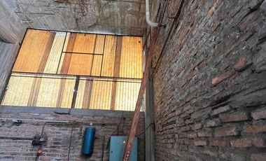 Galpón mas departamento de 3 ambientes con 2 dependencias y balcón