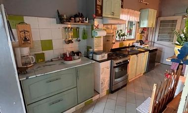 Galpón mas departamento de 3 ambientes con 2 dependencias y balcón