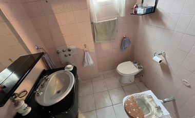 Galpón mas departamento de 3 ambientes con 2 dependencias y balcón