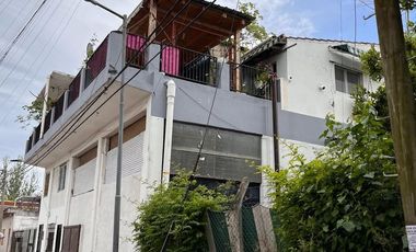 Galpón mas departamento de 3 ambientes con 2 dependencias y balcón