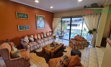 Casa en Venta en Amplia Casa en venta en calle San Roman, a pasos de Parque Schneider.