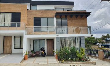 Se Vende Casa Esquinera En Conjunto Cerrado Con Piscina
