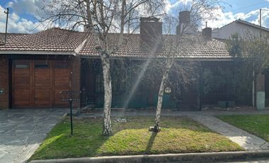 Hermoso chalet en barrio Los Pinares. Terreno de 10x33