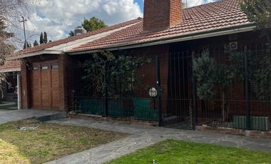 Hermoso chalet en barrio Los Pinares. Terreno de 10x33