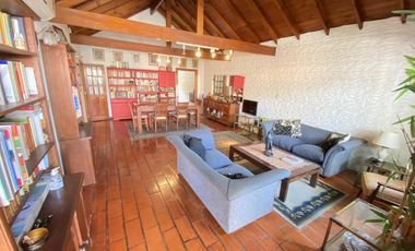 HERMOSA CASA DE 5 AMB - 4 BAÑOS - GARAGE - FONDO CON PARRILLA - FLORES