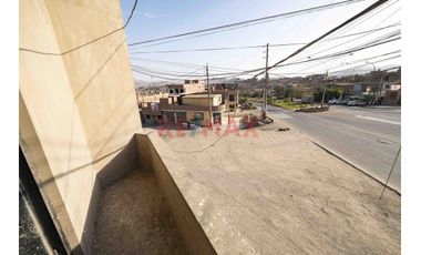 Se Vende Una Amplia Casa De 3 Pisos  En Esquina Con 3 Locales Comerciales En Primer Piso