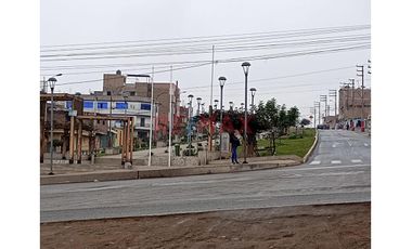 Se Vende Una Amplia Casa De 3 Pisos  En Esquina Con 3 Locales Comerciales En Primer Piso