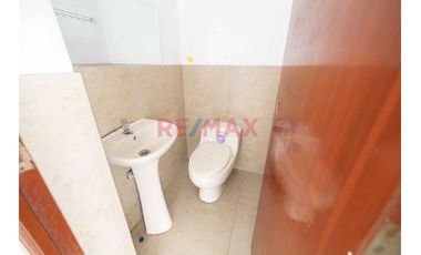 Se Vende Una Amplia Casa De 3 Pisos  En Esquina Con 3 Locales Comerciales En Primer Piso