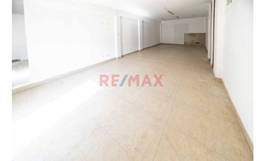 Se Vende Una Amplia Casa De 3 Pisos  En Esquina Con 3 Locales Comerciales En Primer Piso