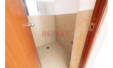 Se Vende Una Amplia Casa De 3 Pisos  En Esquina Con 3 Locales Comerciales En Primer Piso