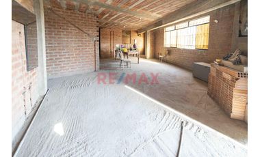 Se Vende Una Amplia Casa De 3 Pisos  En Esquina Con 3 Locales Comerciales En Primer Piso