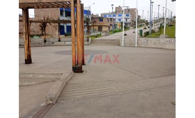 Se Vende Una Amplia Casa De 3 Pisos  En Esquina Con 3 Locales Comerciales En Primer Piso