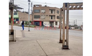 Se Vende Una Amplia Casa De 3 Pisos  En Esquina Con 3 Locales Comerciales En Primer Piso