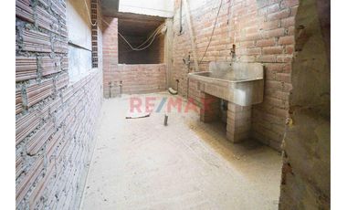 Se Vende Una Amplia Casa De 3 Pisos  En Esquina Con 3 Locales Comerciales En Primer Piso