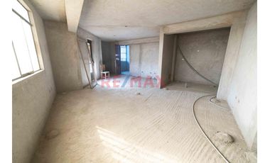 Se Vende Una Amplia Casa De 3 Pisos  En Esquina Con 3 Locales Comerciales En Primer Piso