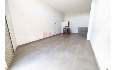 Se Vende Una Amplia Casa De 3 Pisos  En Esquina Con 3 Locales Comerciales En Primer Piso