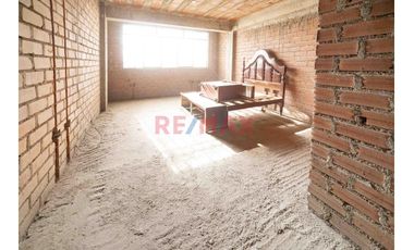 Se Vende Una Amplia Casa De 3 Pisos  En Esquina Con 3 Locales Comerciales En Primer Piso