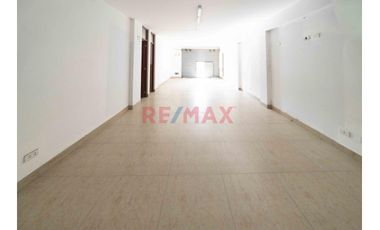 Se Vende Una Amplia Casa De 3 Pisos  En Esquina Con 3 Locales Comerciales En Primer Piso